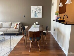 Building Photo - Spacious 2 bed 2 bath!