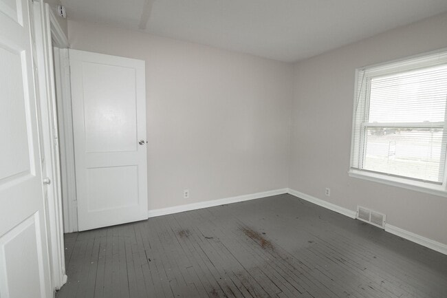 Building Photo - 4 Bed 2 Bath House on East Campus