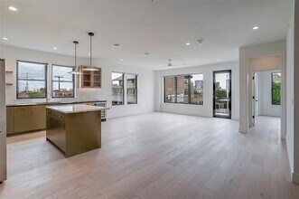 Building Photo - 309 W Daggett Ave