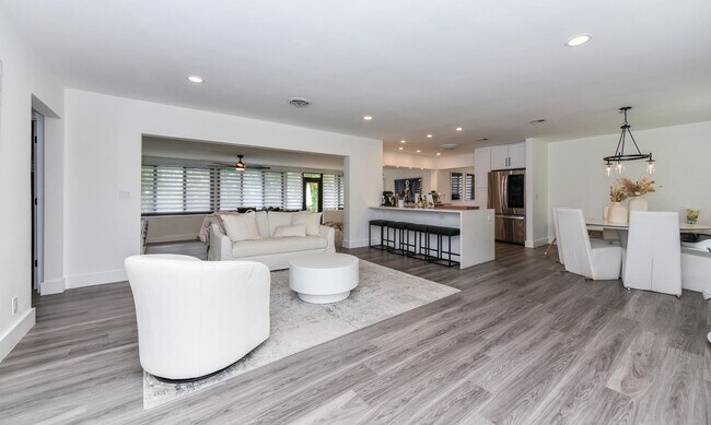 Building Photo - 700 SW 4th St