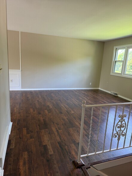 Building Photo - 906 Willcliff Dr
