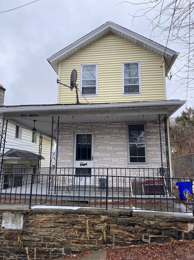Building Photo - 318 13th Ave