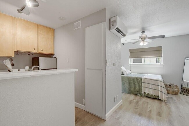 Building Photo - 1111 W 10th St