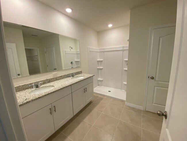 Building Photo - 4 Bedroom 2 Bath home in Oak Leaf Preserve...