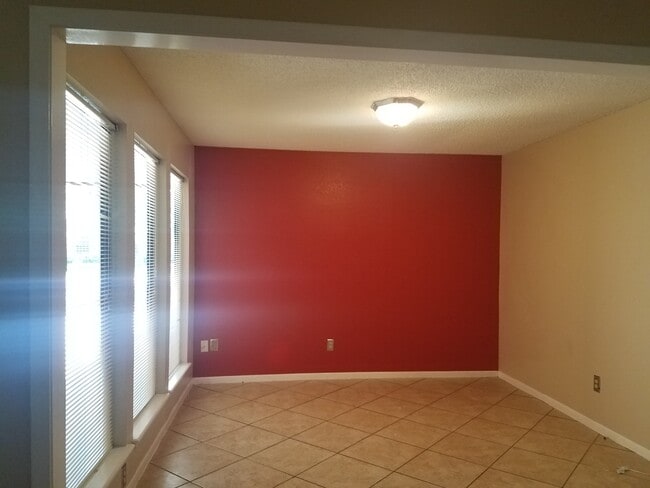 Building Photo - 3/2 Southside Home-Behind Athletic Club