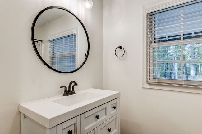 Building Photo - Private Home on Spacious Lot in Browns Sum...