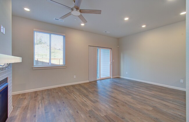 Building Photo - Immaculate Ridgefield Townhome