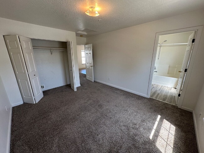Building Photo - Upper Level 2 Bedroom 1 Bath Apartment