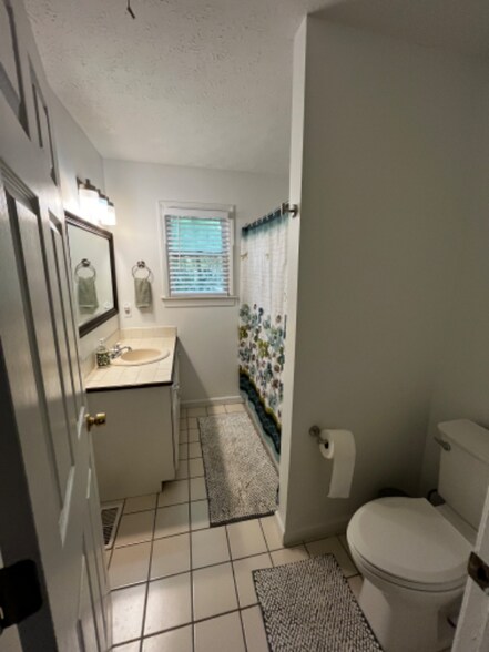 Building Photo - 136 Hickory Hills Dr