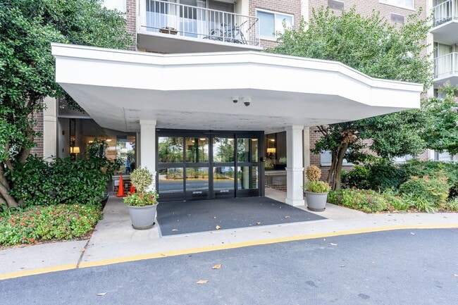 Building Photo - Renovated 1 BR 1 Ba in Hunting Creek Club