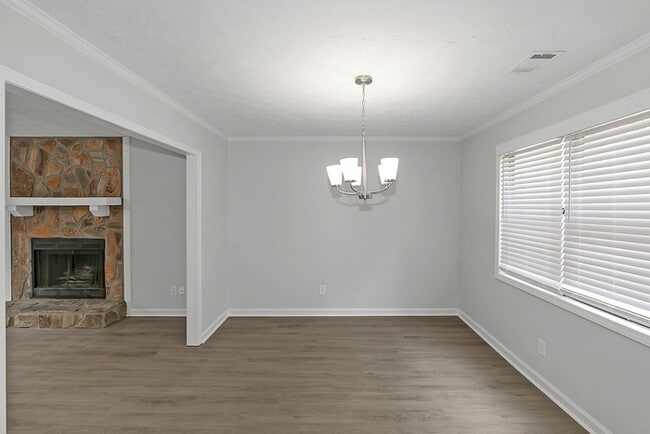 Building Photo - 1250 Della Way