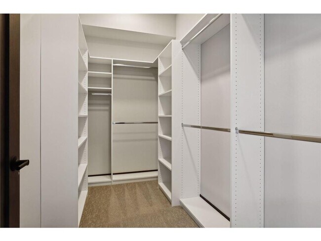 Building Photo - 253 Lake St E