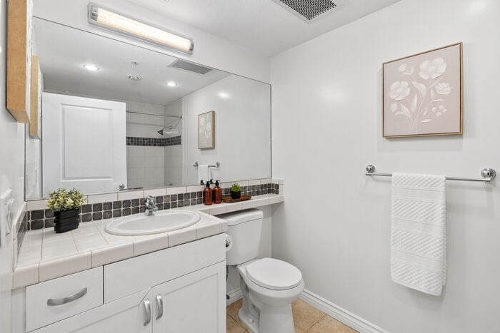 Building Photo - 850 Beech St