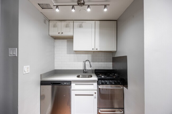 Building Photo - 1140 N La Salle Dr