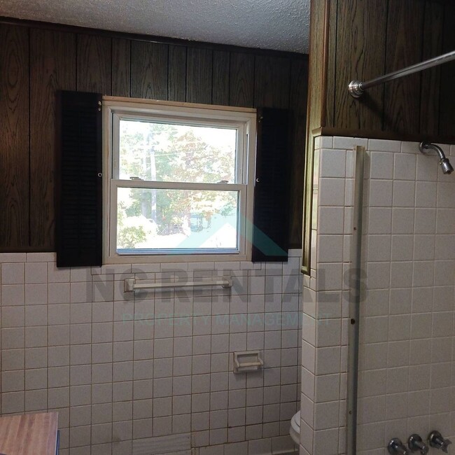 Building Photo - COMING SOON: Recently Renovated 2-Bedroom ...