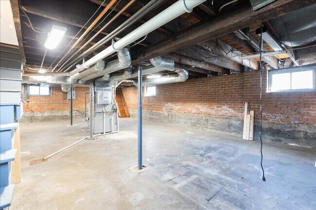 Building Photo - 18 N Main St