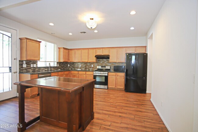 Building Photo - 1090 W Caroline Ln