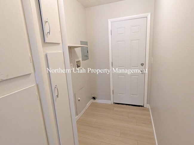 Building Photo - 2 bed 1 bath duplex