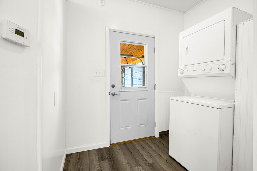 Building Photo - 5750 Whipshaw Rd