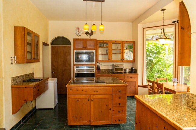Building Photo - Spacious 4-Bedroom Retreat in Haiku with S...