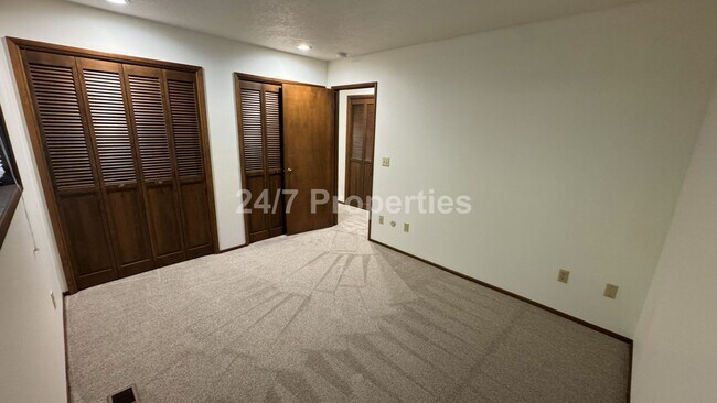 Building Photo - 3 BD I 3.5 BA Home - Separate Living Areas