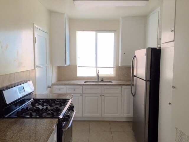 Building Photo - 327 N Mariposa Ave