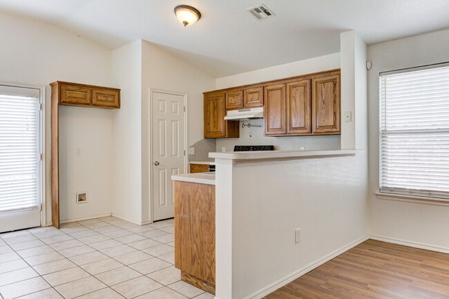 Building Photo - 2813 Edgemere Dr