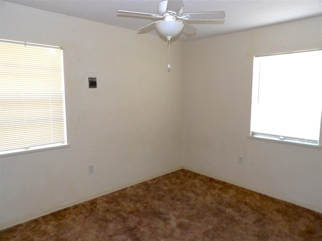 Building Photo - 403 NW Greenmeadow Dr