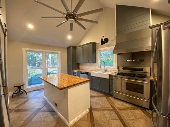 Building Photo - Unique Home in Perry