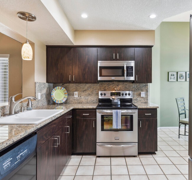 Building Photo - 651 Vista Lago Cir N
