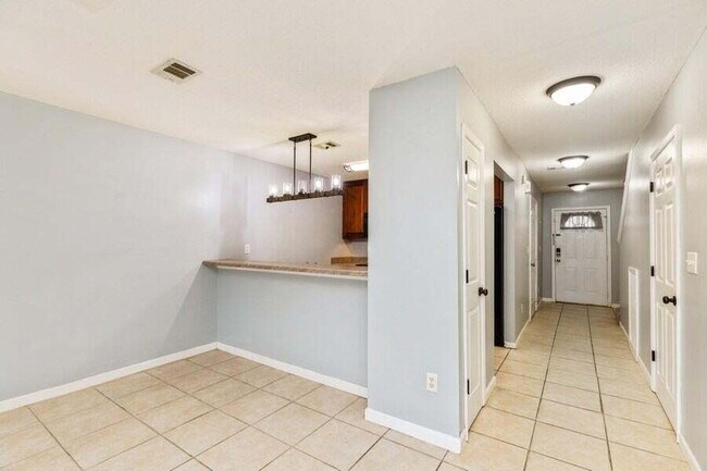 Building Photo - Exquisitely Renovated End Unit Townhome Ju...
