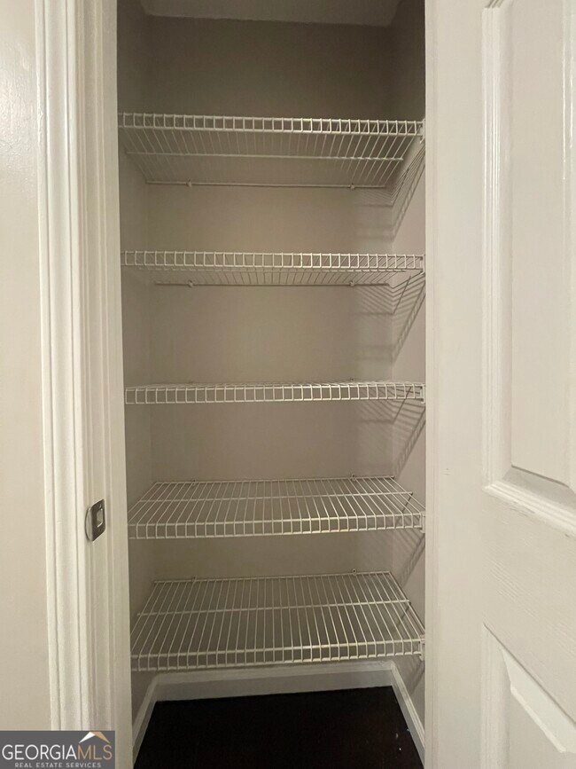 Building Photo - 2880 Florence Dr