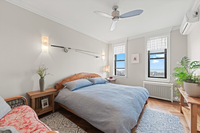 Building Photo - 2000 N Lincoln Park W