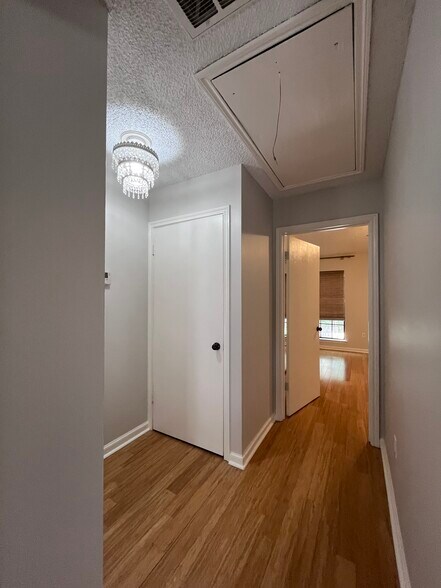 Building Photo - 402 Longwood Ct