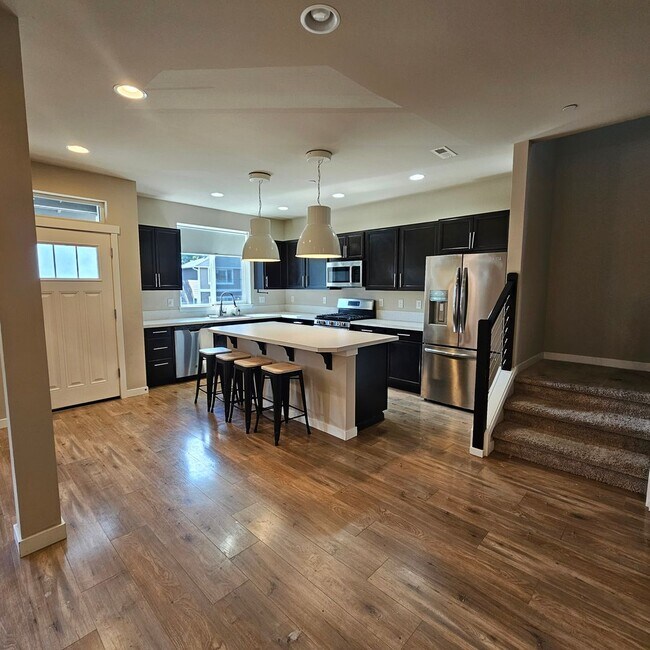 Building Photo - 2444 Seringa Ave