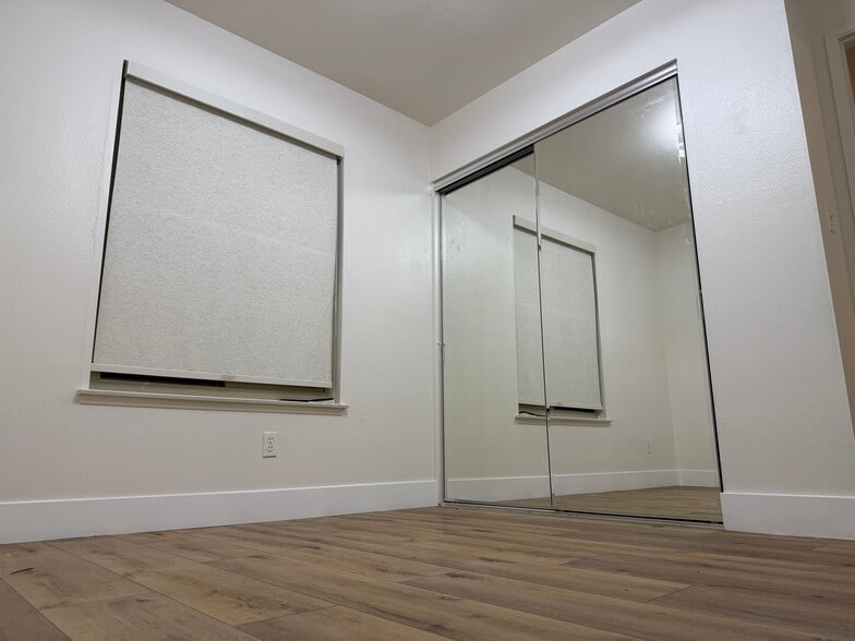 Building Photo - 3832 Chelsea Dr