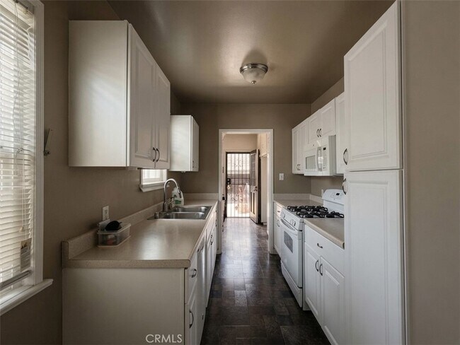 Building Photo - 3907 Edgehill Dr