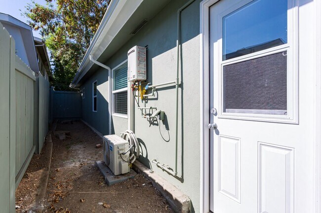 Building Photo - COMING SOON!!! $1000 OFF Move In Special!!...
