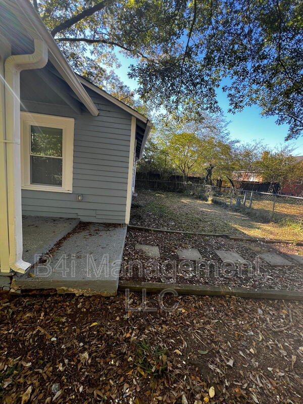 Building Photo - 1334 W Poplar St