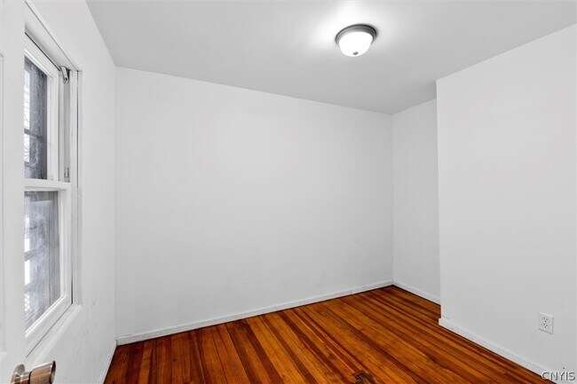 Building Photo - 104 Kincaid Ave