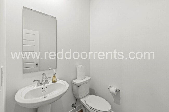 Building Photo - 2224 Boxwood Dr