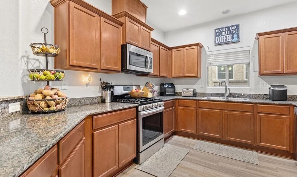 Building Photo - 9494 Alma Ridge Ave