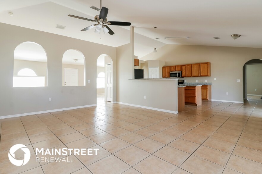 Building Photo - 527 NE 6th Pl