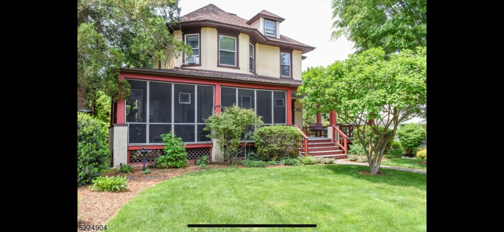 Front - 39 Bartholdi Ave