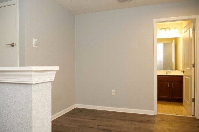 Building Photo - Modern 3-Bedroom Townhome in Gated Communi...
