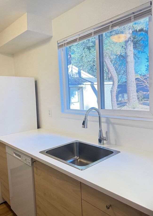 Building Photo - Bright & Beautiful Townhome- Fully Remodeled Kitchen and Bathrooms - Spacious Yard!