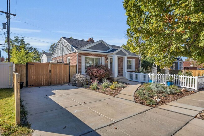 Building Photo - Stunning Single Family Home In Excellent L...
