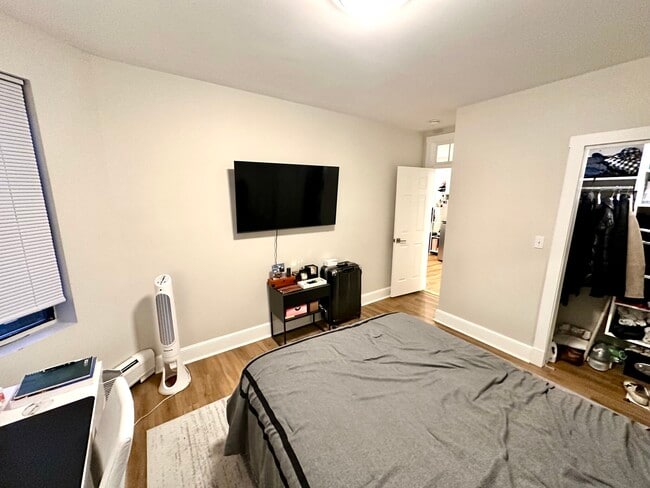 Building Photo - 829-833 Beacon Unit 204