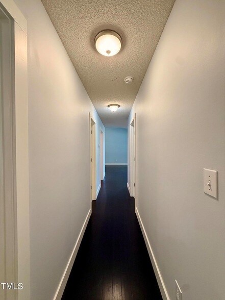 Building Photo - 1000 Meadowgreen Dr