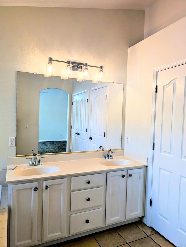 Building Photo - BEAUTIFUL SINGLE FAMILY HOME IN FOLSOM!
